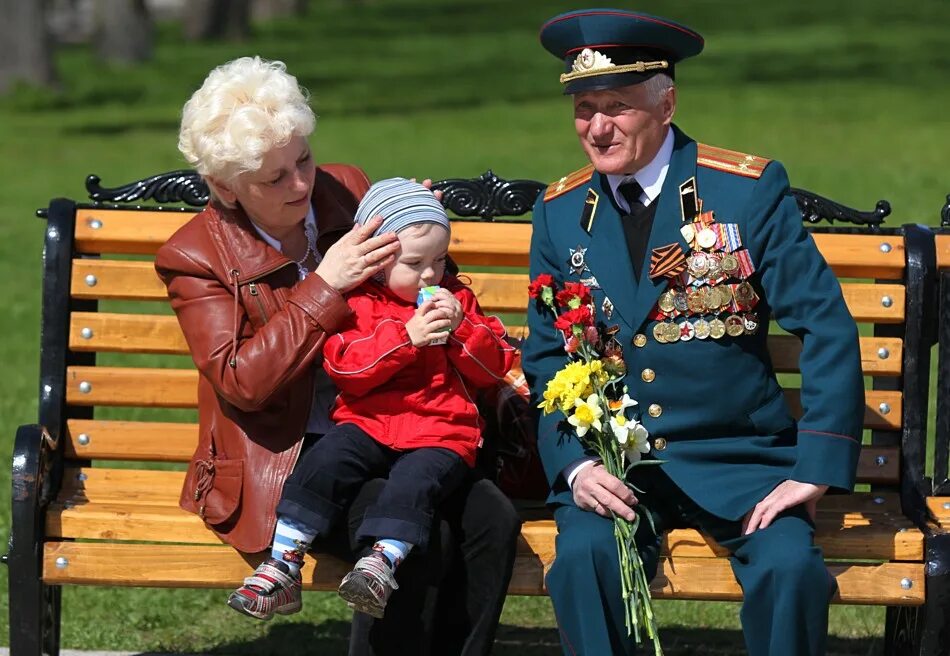 Военные в мирной жизни. Дедушка ветеран. Ветераны с внуками. Ветераны и дети. Ветеран на лавочке.