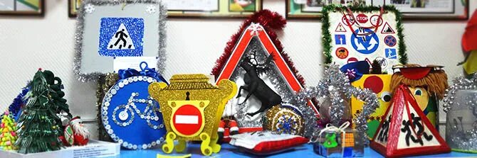 новогодняя поделка на тему пдд. елочка гаи 50см непромокаемая. игрушка на елку дорожный знак. дорожный знак на новогодней елке. новогодняя игрушка в стиле дорожного знака.