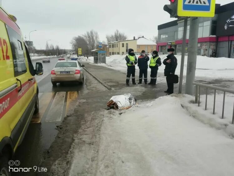 ДТП на пешеходном переходе зимой. Сбили человека на пешеходном переходе в Набережных Челнах. Сбили парня на набережной. Сбили мужчину на пешеходном