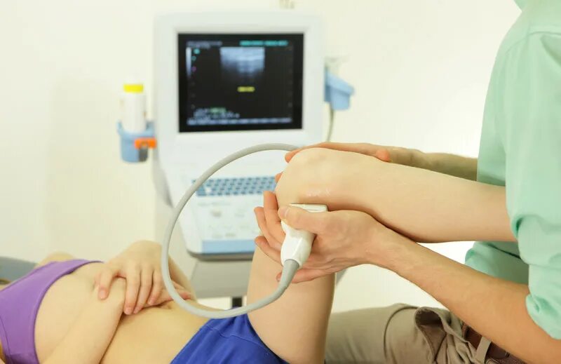 Узи суставов. Ультразвуковое исследование коленного сустава. Как делают узи суставов. Узи суставов плечевого сустава. Остеоартроз коленного сустава на узи.