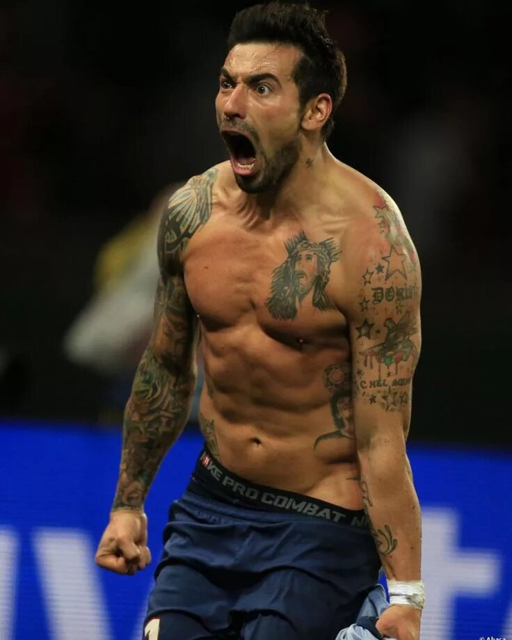 Лавесси футболист. Лавесси. Лавесси футболист. Месси и лавесси. Лавесси футболист.