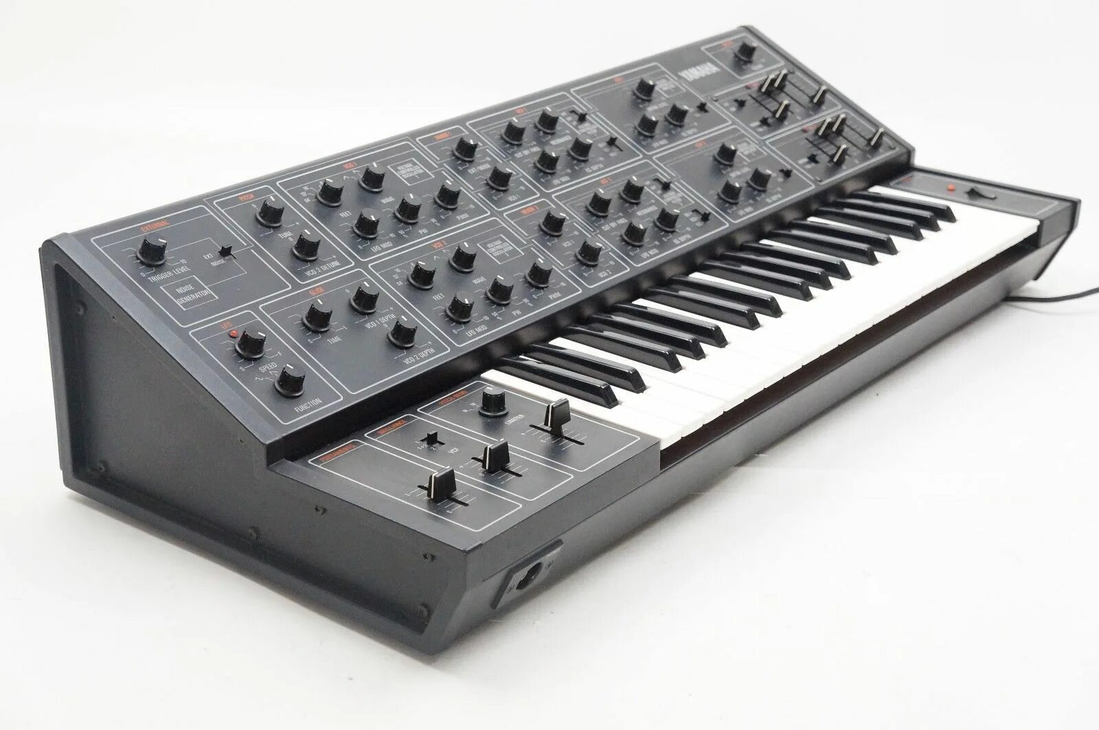 Synth tech. Yamaha cs15. yamaha synth. studio electronics midi-mini - monophonic rack synthesizer. нойз синтезатор.