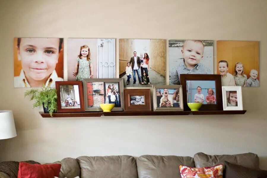 Повесить дома. Фотографии на стене. Семейные фоторамки на стену. Фото на стене идеи для интерьера. Оформить стену фотографиями.