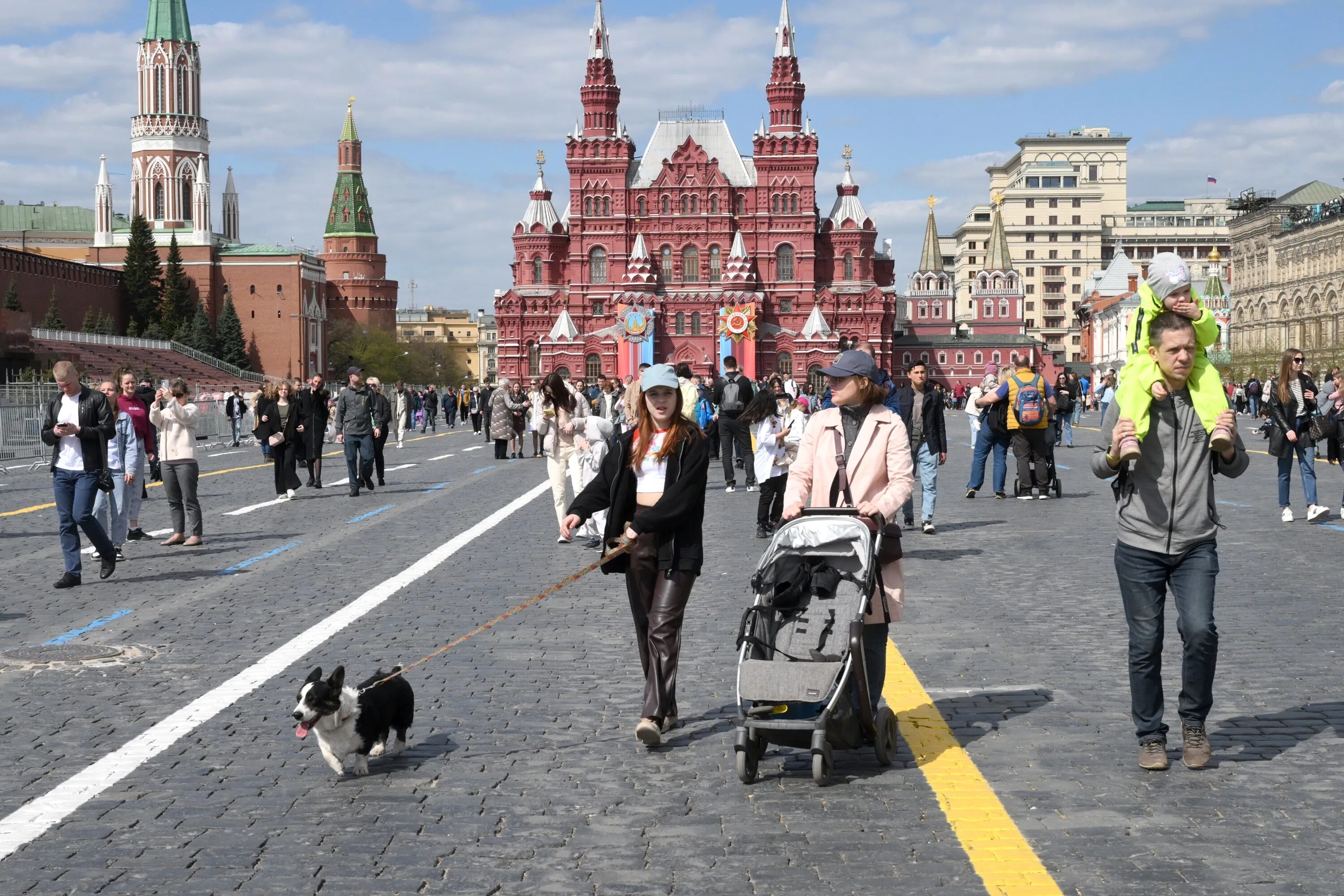 Население москвы выросло. Москва люди. Москва весной. Жители Москвы.