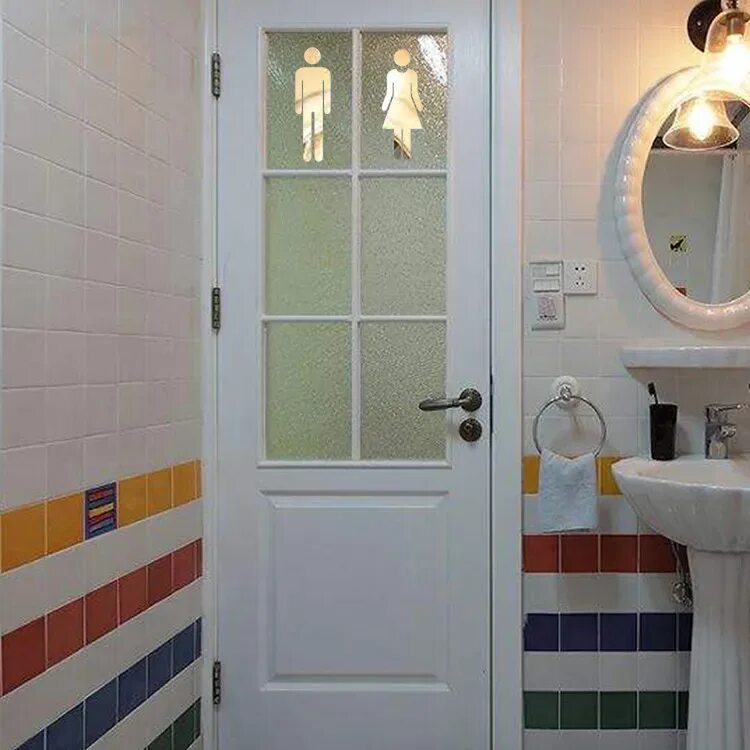 Двери для ванной и туалета москва. Дверь в ванную. Пластиковая дверь в ванную. Пластиковая дверь в ванную комнату. Двери для ванной и туалета.