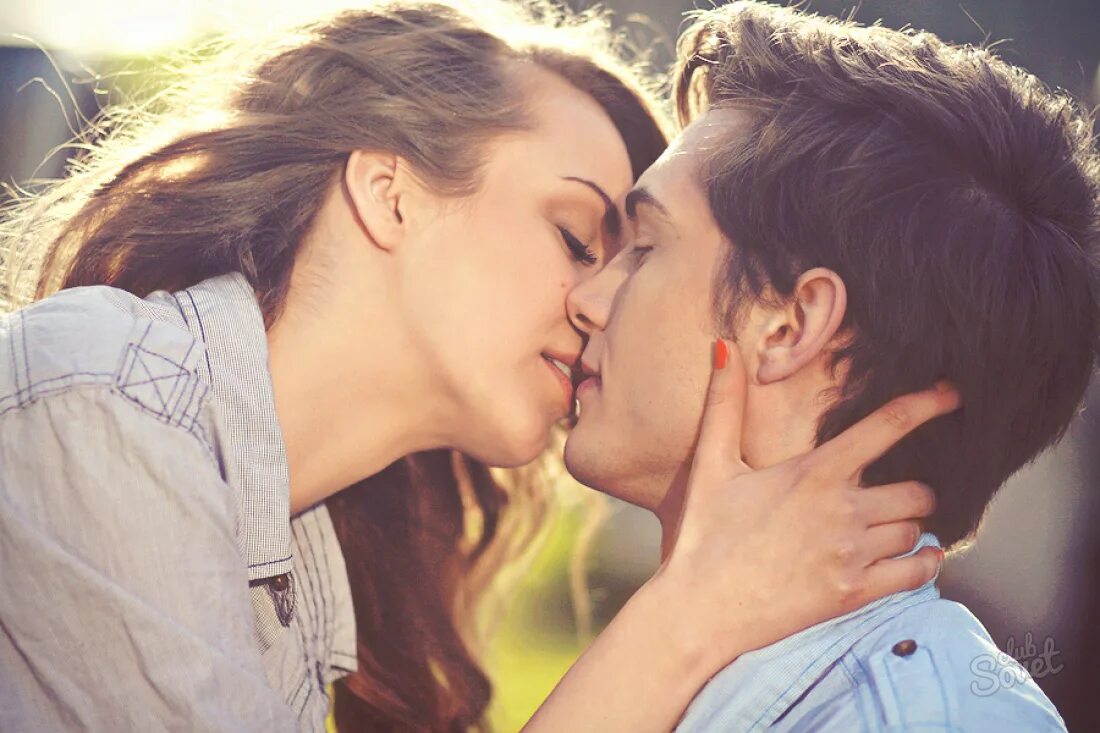 Красивый поцелуй. Парень целует девушку. Поцелуй фото. Картинки парень с девушкой. Молодые бабы с мужиками