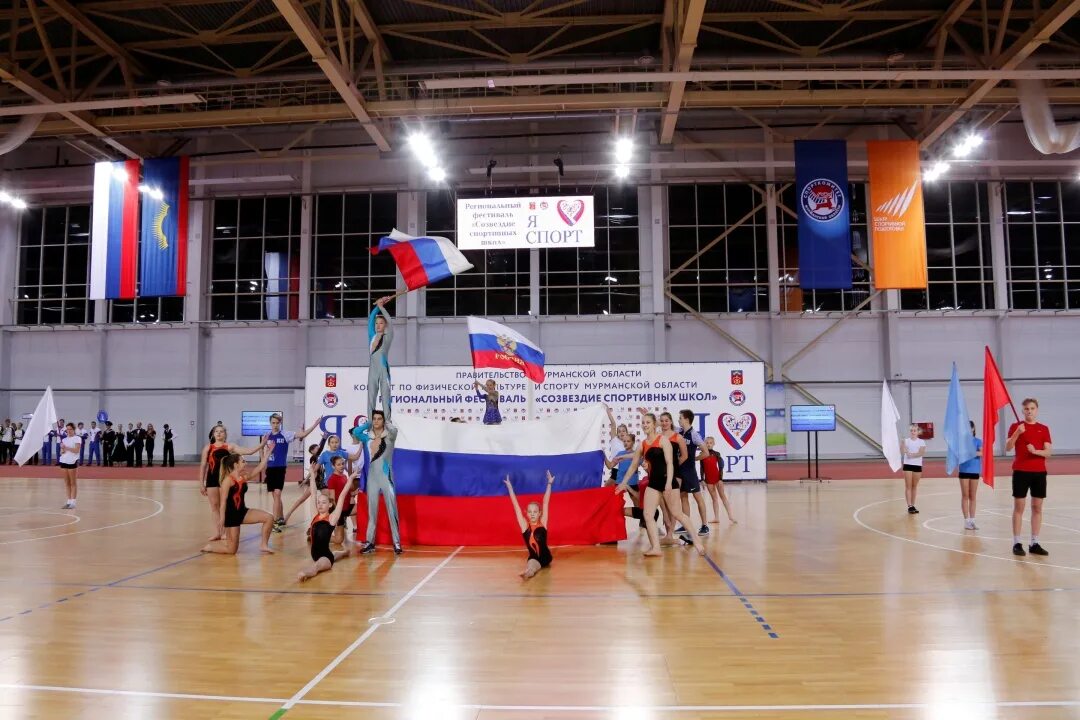 Созвездие спорта. Легкоатлетический манеж Мурманск. Манеж Мурманск Долина уюта. Спортивный манеж Мурманск. Мурманские спортивные школы.