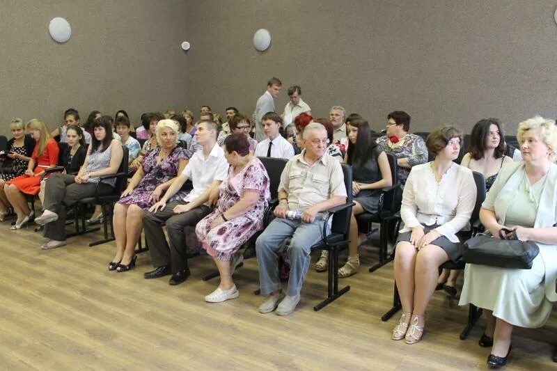 учителя на сцене. педагоги в актовом зале. залов учитель школы. школьные учителя на собрании. собрание педагогов в зале.