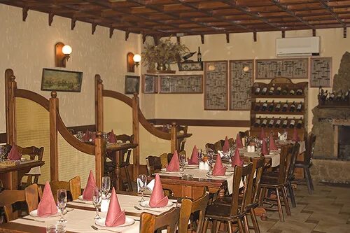 Ресторан кабачок. Кафе макао хабаровск. Под абажуром в кафе. Кафе кабачок. Фото кабак ресторан.