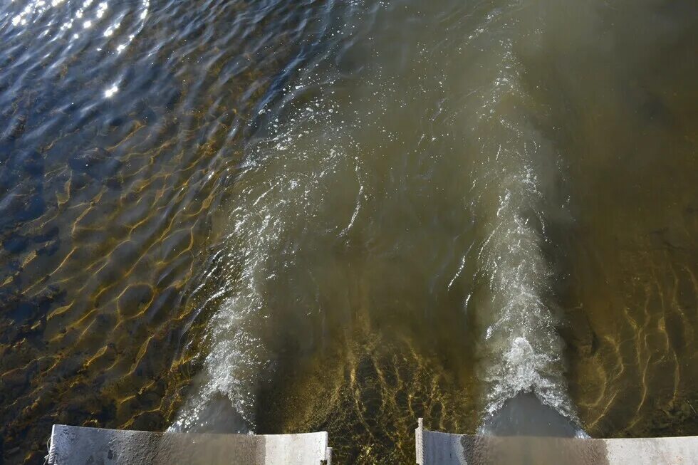 Сток в Волгу Саратов. Сточные воды. Сточные воды загрязнение воды. Сброс воды цимлянского