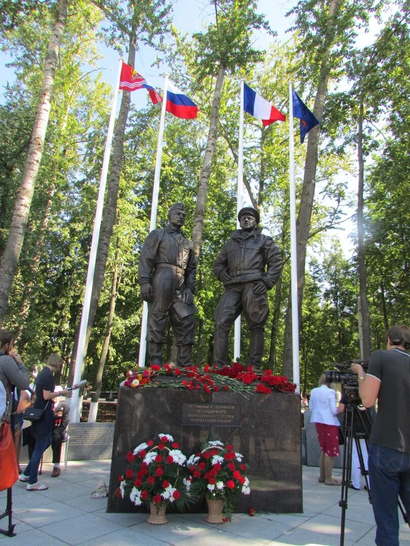 Полк нормандия неман. Памятник Нормандия Неман в Иваново. Памятник полка Нормандия Неман Иваново. Памятник лётчикам французского авиаполка «Нормандия-Неман». Памятники летчикам Нормандии Неман.