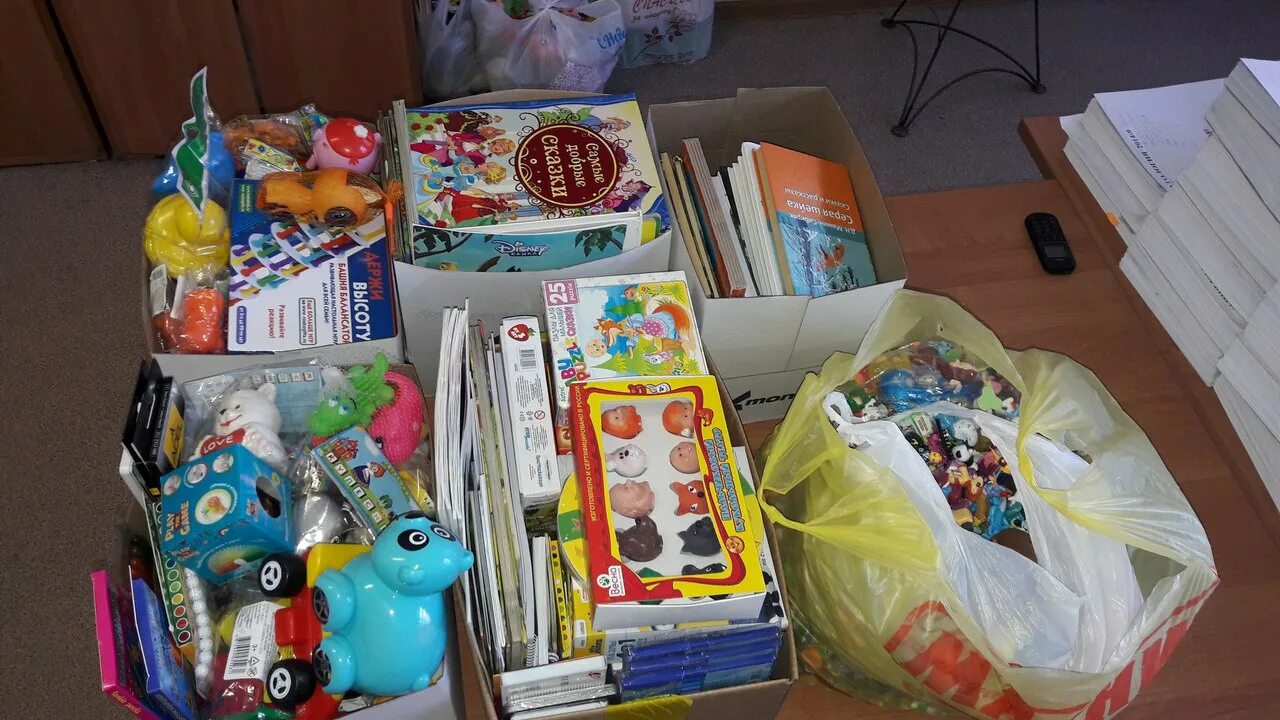 Подарки больным детям. Подарки детям инвалидам. Подарок больному ребенку. Коробка храбрости. Дети инвалиды новый год.