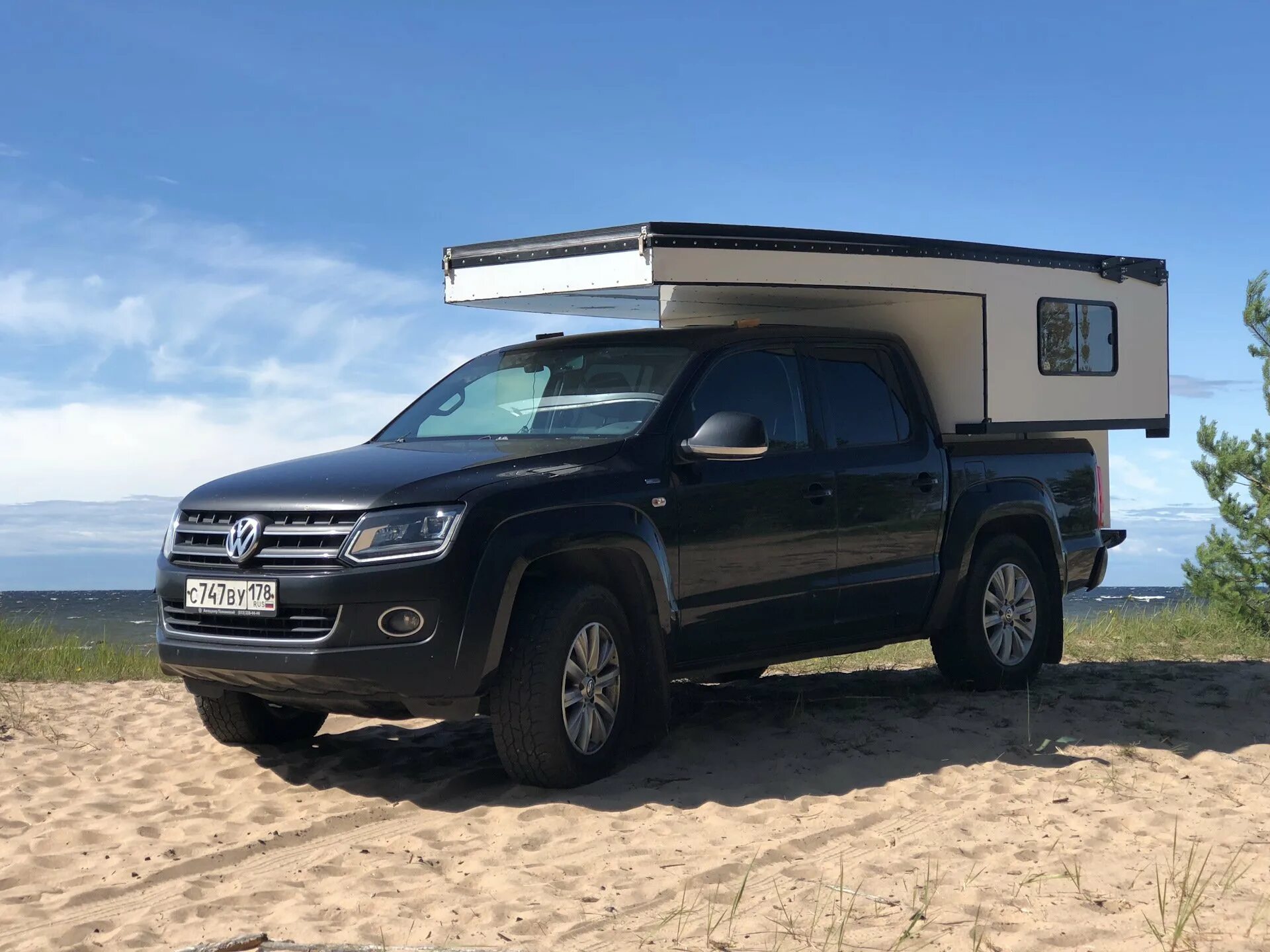 Дом на пикап. Жилой модуль в пикап Амарок. Кемпер Volkswagen Amarok. Жилой модуль на пикап бт50. Модуль для пикапа кемпер.