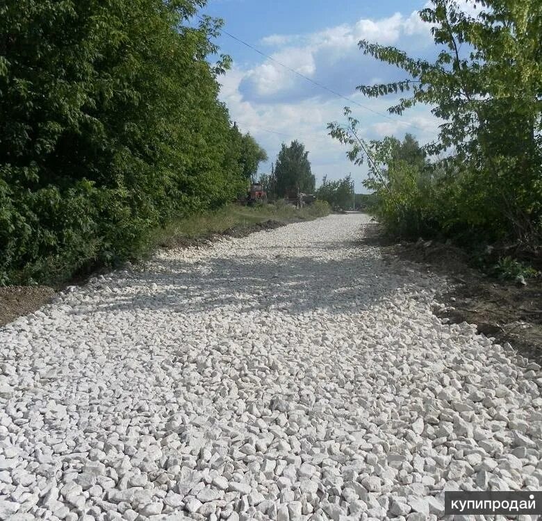 Село щебень. Отсыпка щебнем. Щебенка дорога. Дорога гравий. Отсыпка дороги гравием.