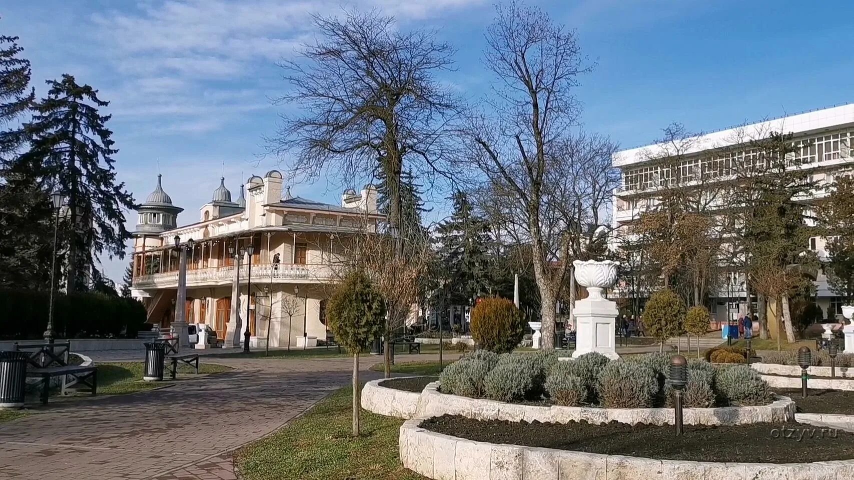 Кисловодск санатории в парке. Курортный парк Пятигорска. Курортный парк Кисловодск. Санаторий Лермонтова Пятигорск парк. Санаторий им Лермонтова 19 век.