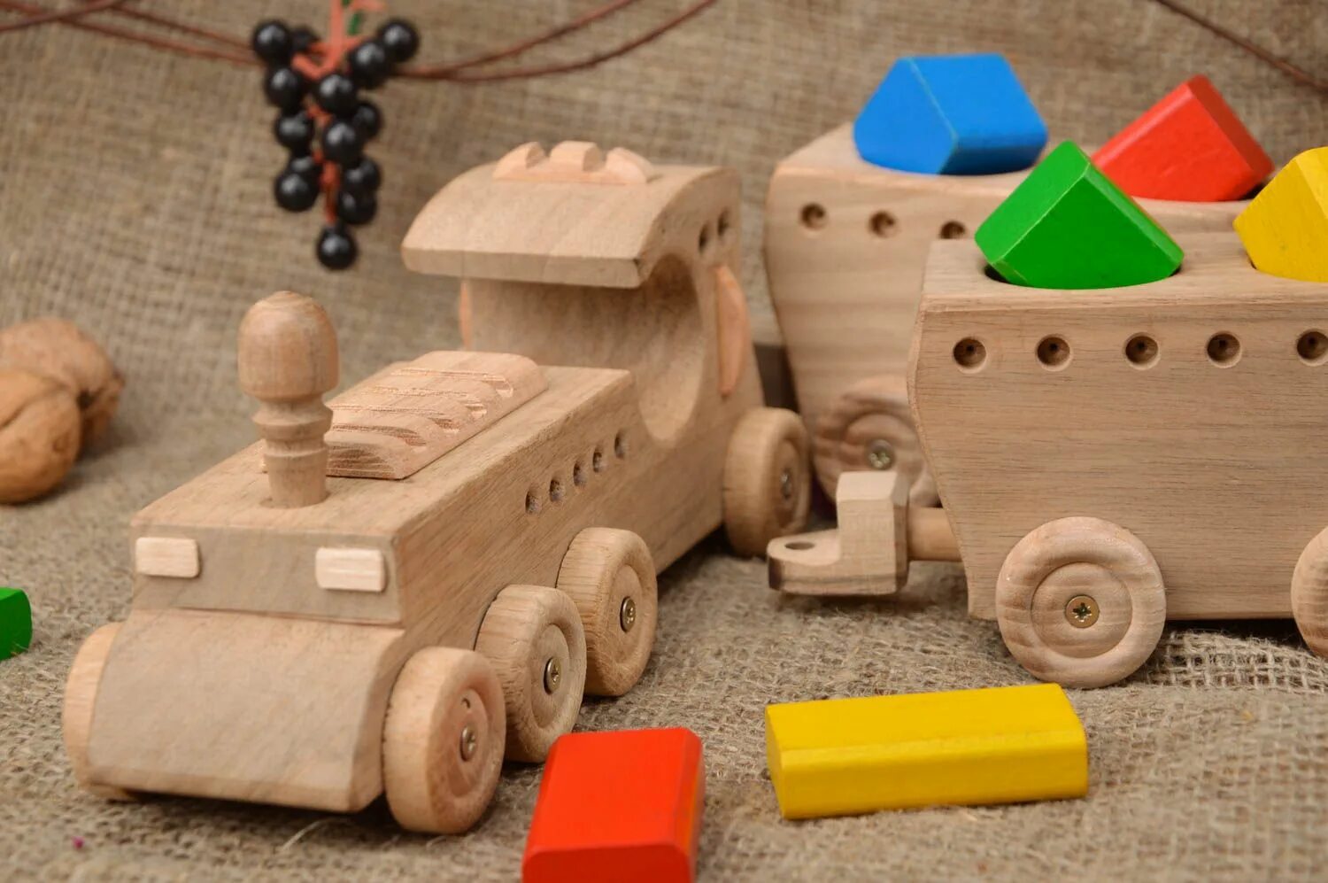 Деревянная игрушка где. Деревянные игрушки. Деревянные игрушки для детей. Детские игрушки из дерева. Красивые деревянные игрушки.
