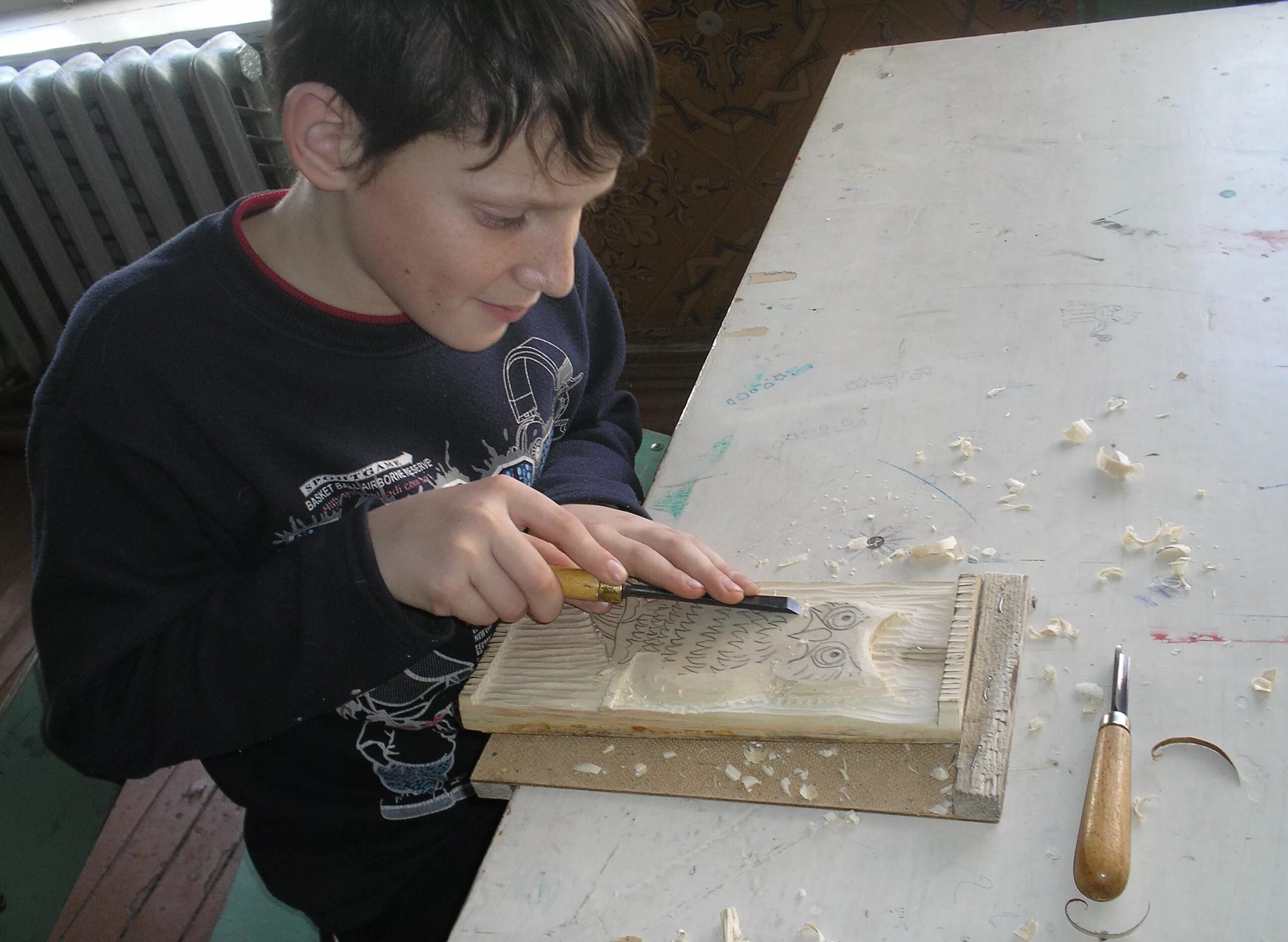дети мастерят из дерева. кружок резьба по дереву в школе. кружок вырезания по дереву. кружок резьба по дереву в школе. кружок по резьбе по дереву.