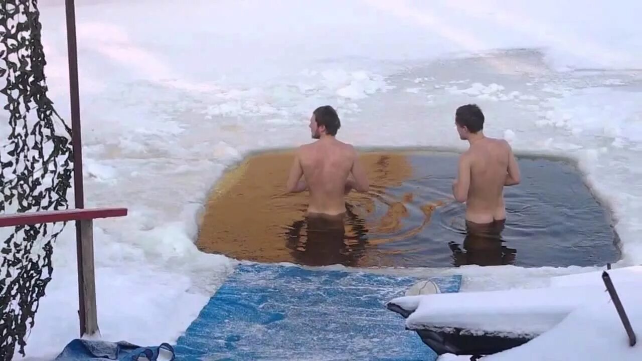 После купания видео. Купание в круглой проруби. Парни в проруби после бани. В прорубь после бани. Юноша купается в проруби.