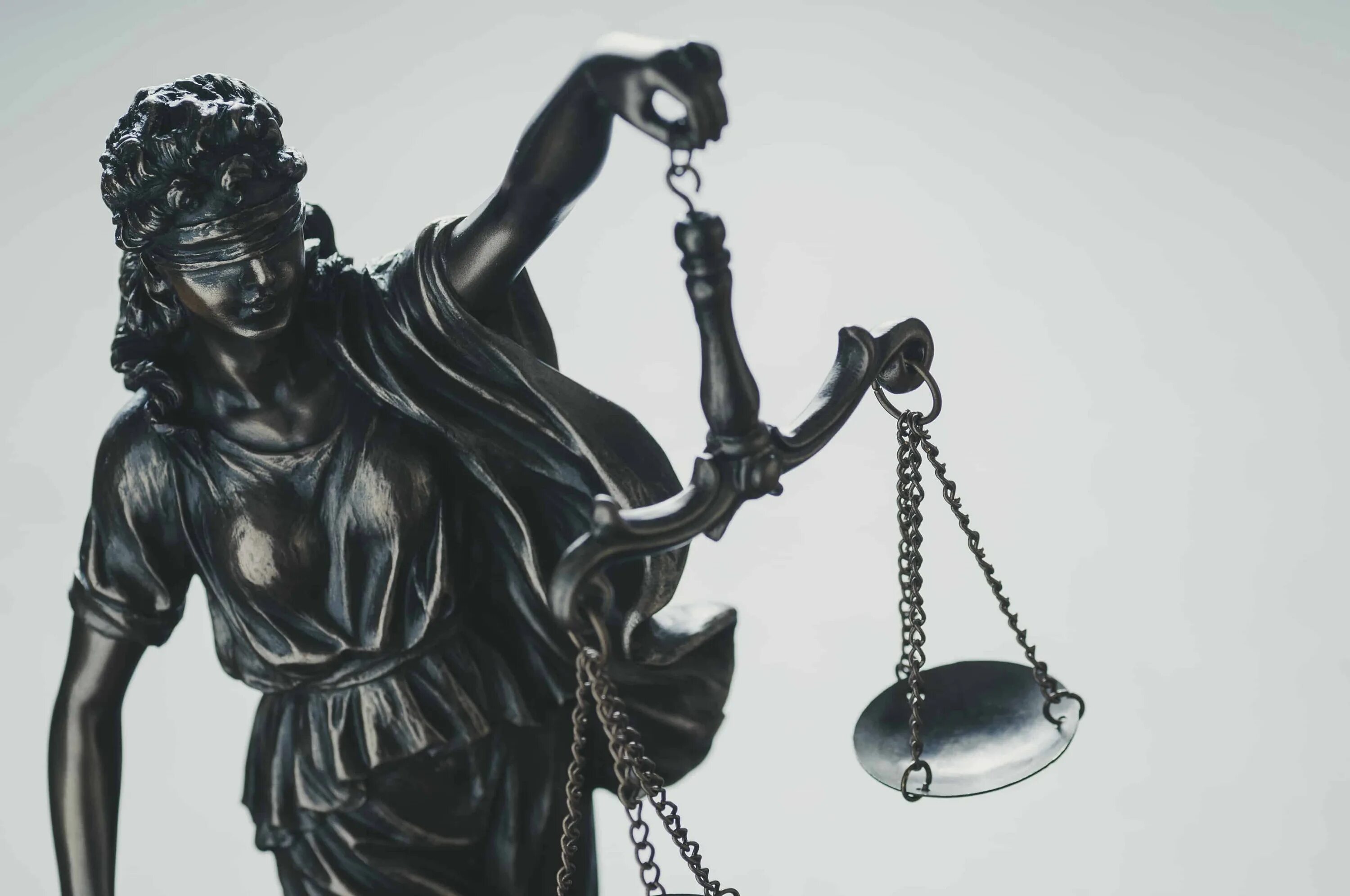 Почему у фемиды завязаны глаза. Статуя правосудия. весы правосудия. фемида статуя. весы в руке фемиды.