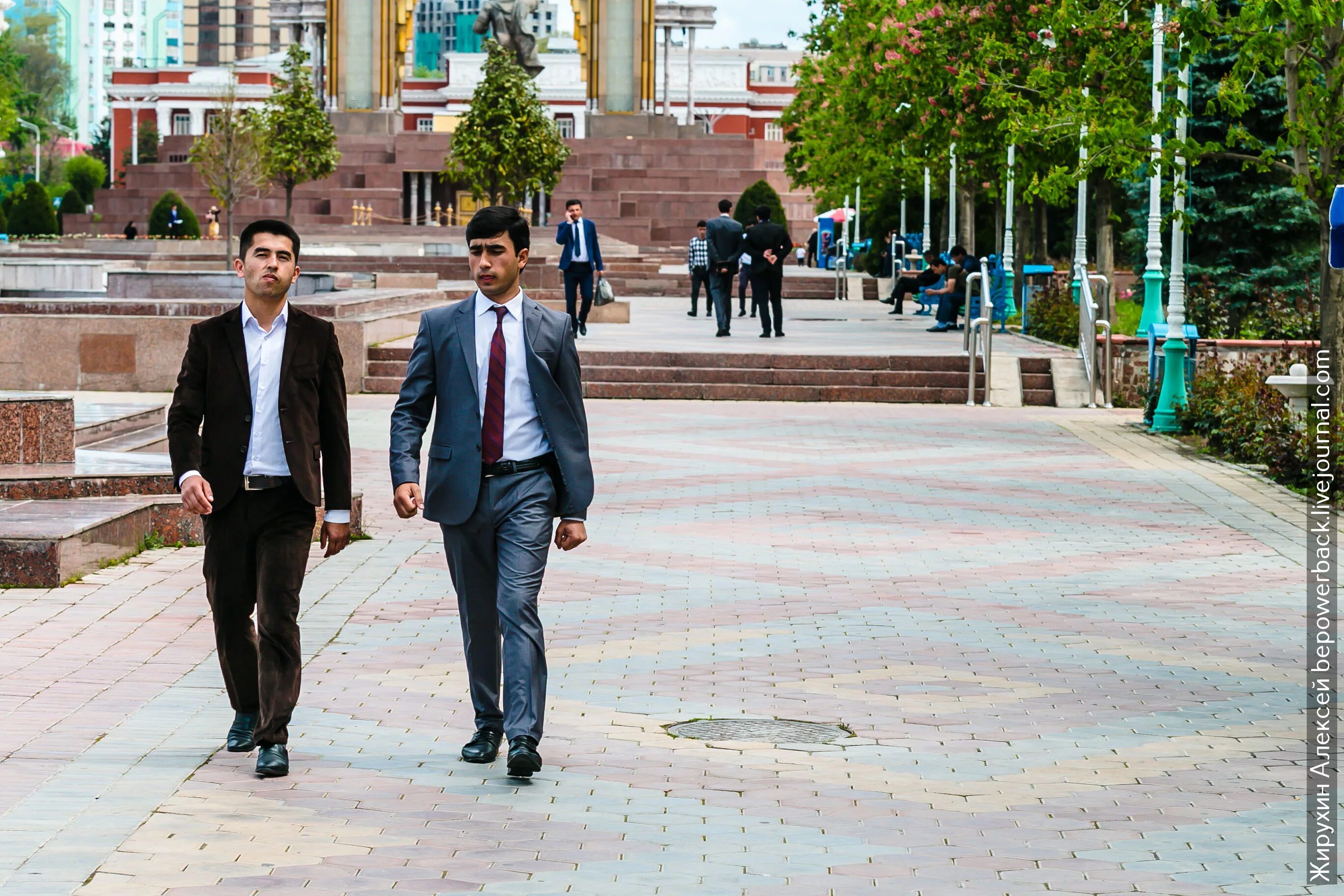 Таджики в душанбе. Столица Душанбе столица Таджикистана. Современный Таджикистан. Душанбе люди. Жители Таджикистана.