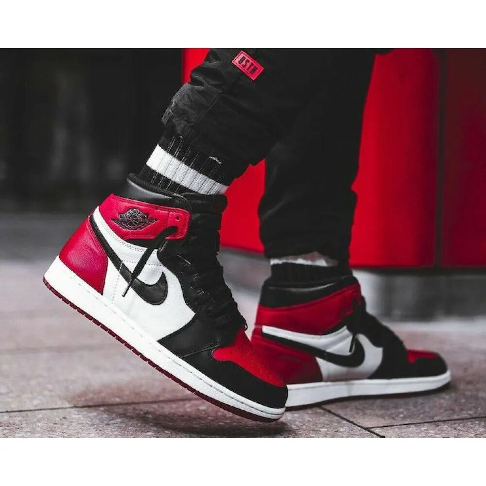 Красно черно белые кроссовки. Nike Air Jordan 1. Nike Air Jordan 1 High. Nike Air Jordan 1 High og. Nike Jordan 1 Red.