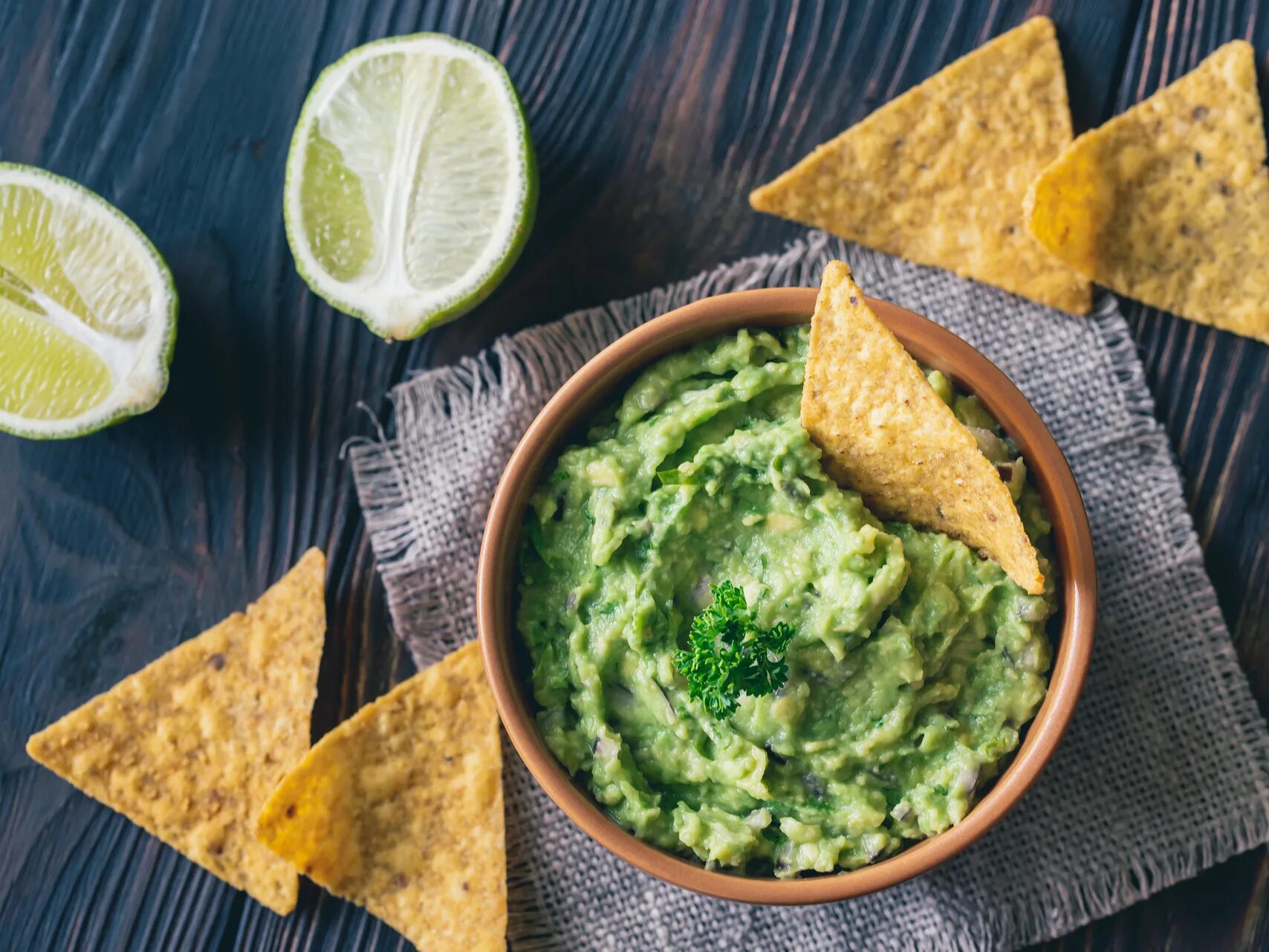 Начос с соусом гуакамоле. Тортилья с Эль гуакамоле. Guacamole with Tortilla Chips. Гуакамоле с чипсами.