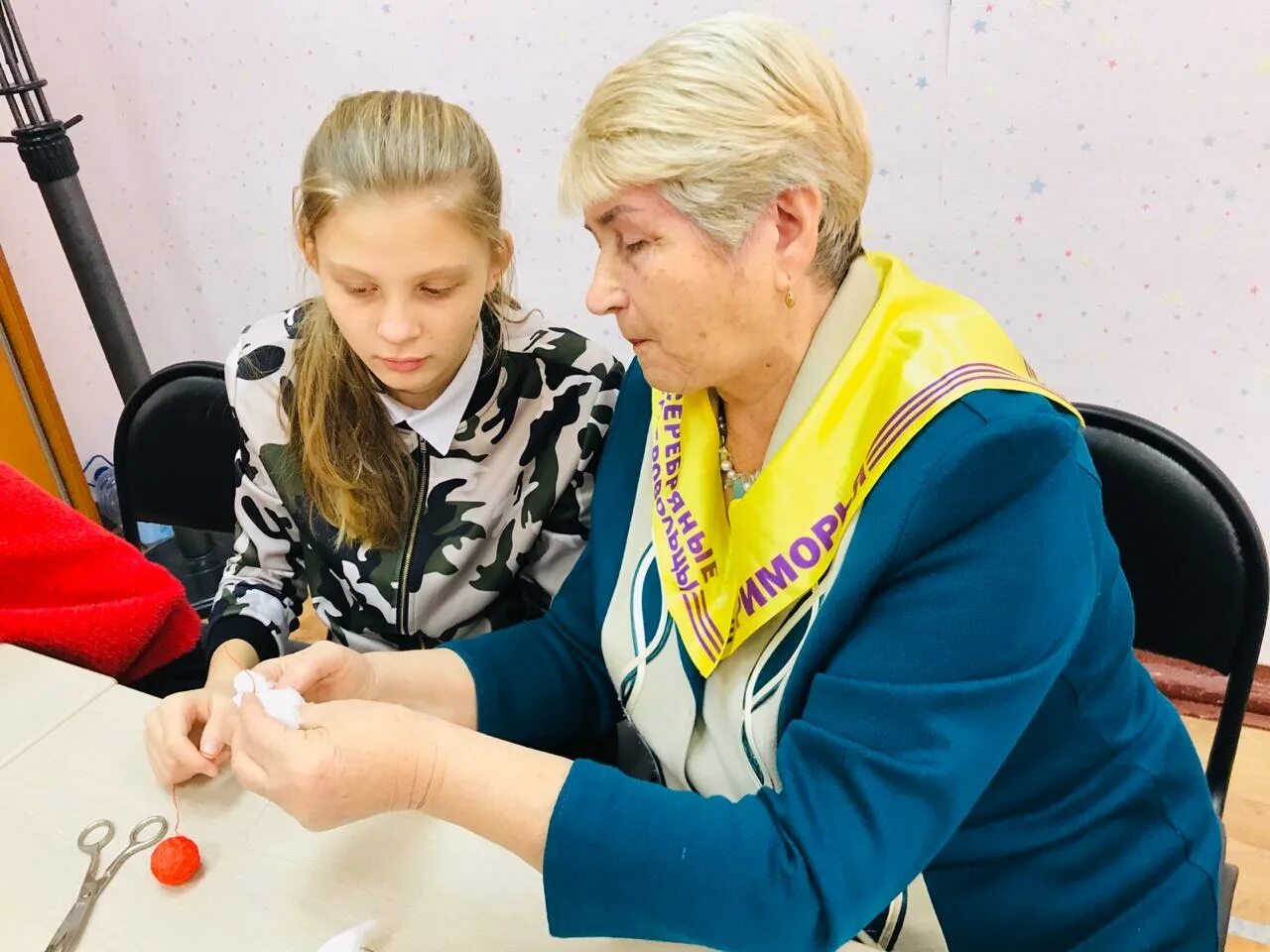 Всероссийский форум серебряных волонтеров. Серебряные волонтеры. Серебряные волонтеры детям. Фон серебряные волонтеры. Детский дом большой камень.