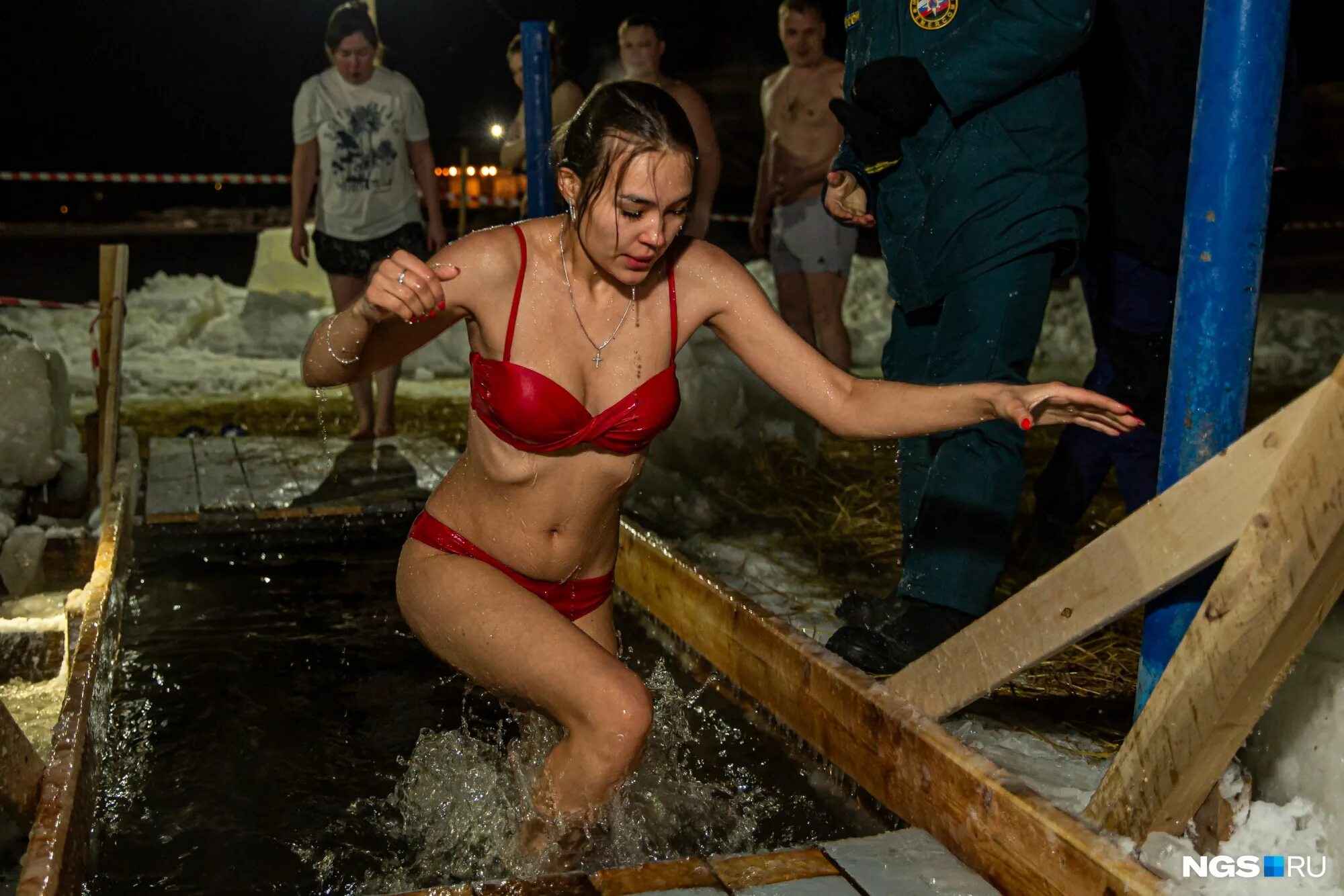 окунаться на крещение. женские купания. крещение девушки. купание девушек. крещенские купания 2014 в москве.