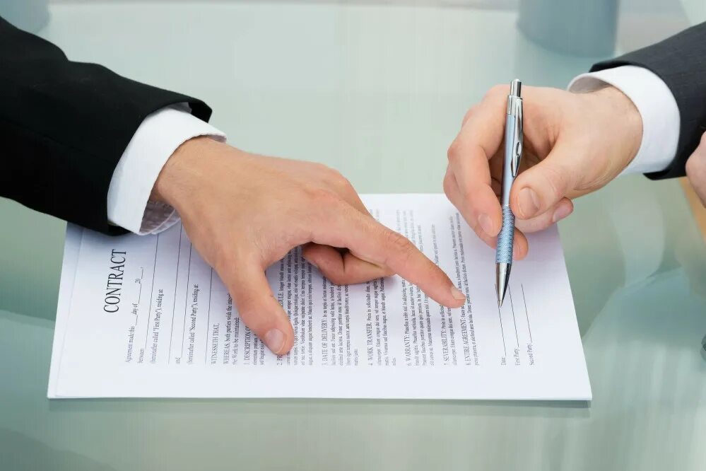 Подписание трудового договора. Подпись документов. Заключение соглашения. Документы для сделки.