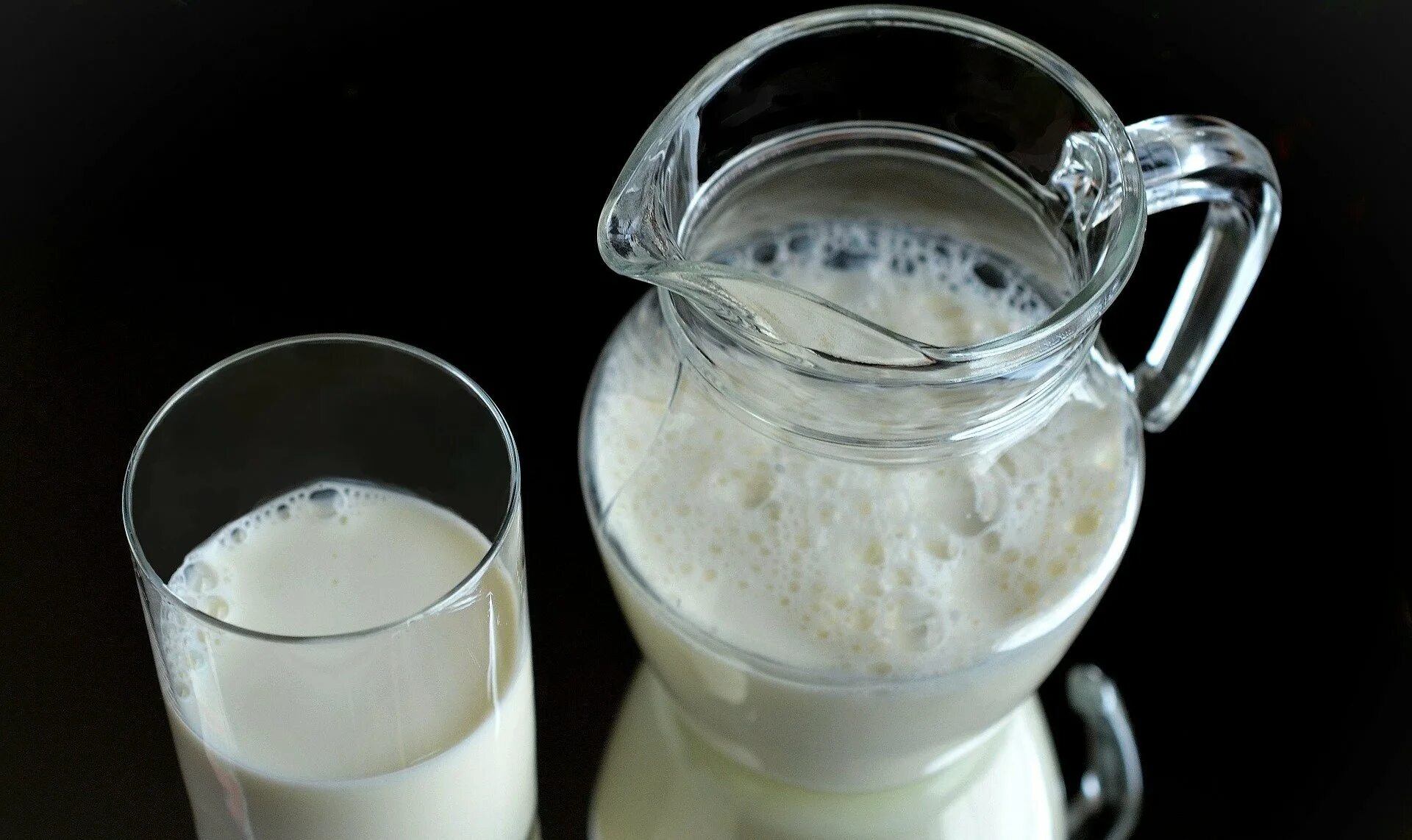 Молоко. Молоко скисло. Молоко фото. Молочный продукт. Пью прокисшее молоко