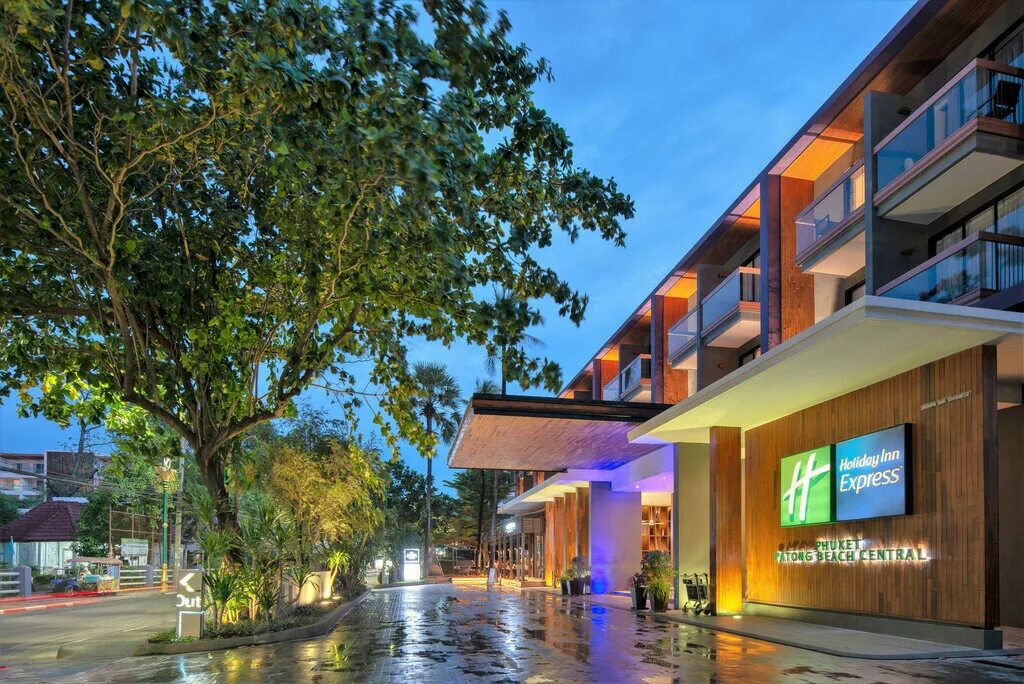 Holiday inn express patong beach central. Central phuket patong. холидей экспресс патонг. холидей экспресс патонг. Patong phuket inn.