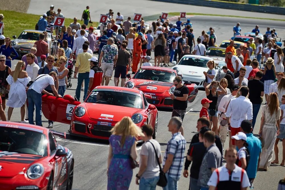 Сбер первый gt cup гран при москвы. Зрители на гонке. Москоу Рейсвей 19 июня Порше. Стартовая решетка Moscow Raceway. Стартовая прямая Moscow Raceway.