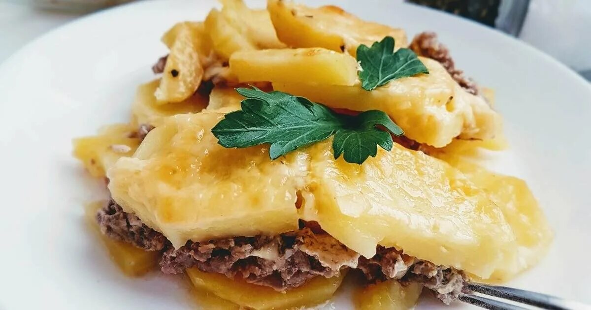 Картофель по французски пошаговый рецепт. Картошка по французски. французский картофель. французский картошка с фаршем в духовке. свинина с картофелем под сыром.
