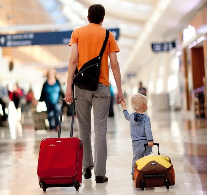 Правила выезда детей за границу 2024 новые. Дети в аэропорту. Чемодан для детей. Выезд ребенка за границу. Семья с чемоданами.
