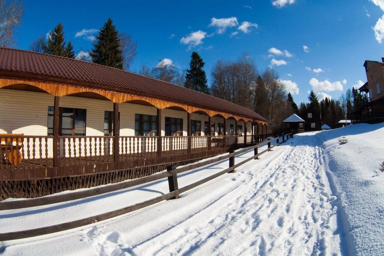 Артурс спа отель village. Базы отдыха московская область. База отдыха в подмосковье с отдельными домиками. Коттеджный комплекс шиболово-горки. Пляж троицкое клязьминское.