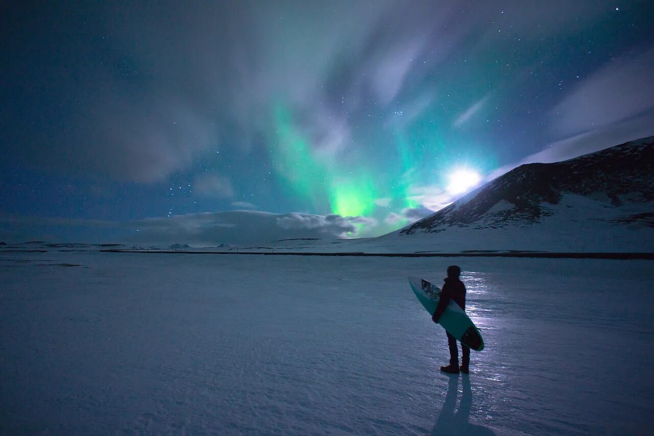 Полярный человек. Полярный человек. Aurora borealis северное сияние. Жизнь людей в арктике. Заполярье арктика.