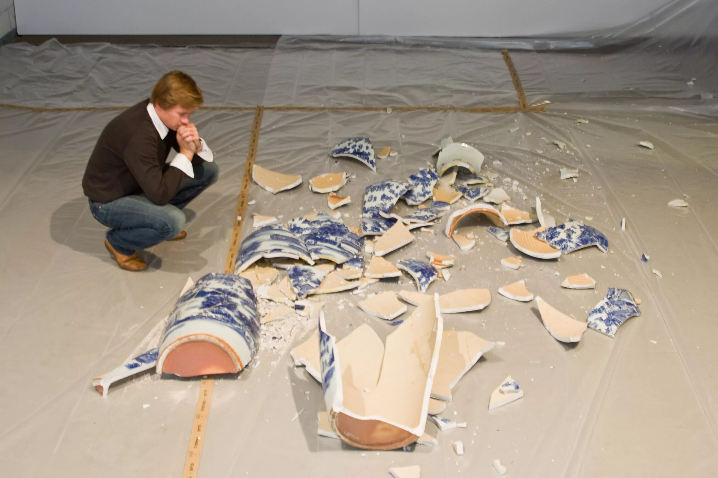 кирик ваза. склеенная ваза обычная. разбитая ваза с цветком. гидрия. сломанная ваза.