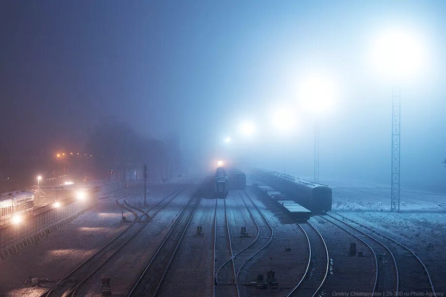 Включи ночную станцию. Ночная железная дорога. Туман на ЖД. Поезд в тумане. Туманная станция.