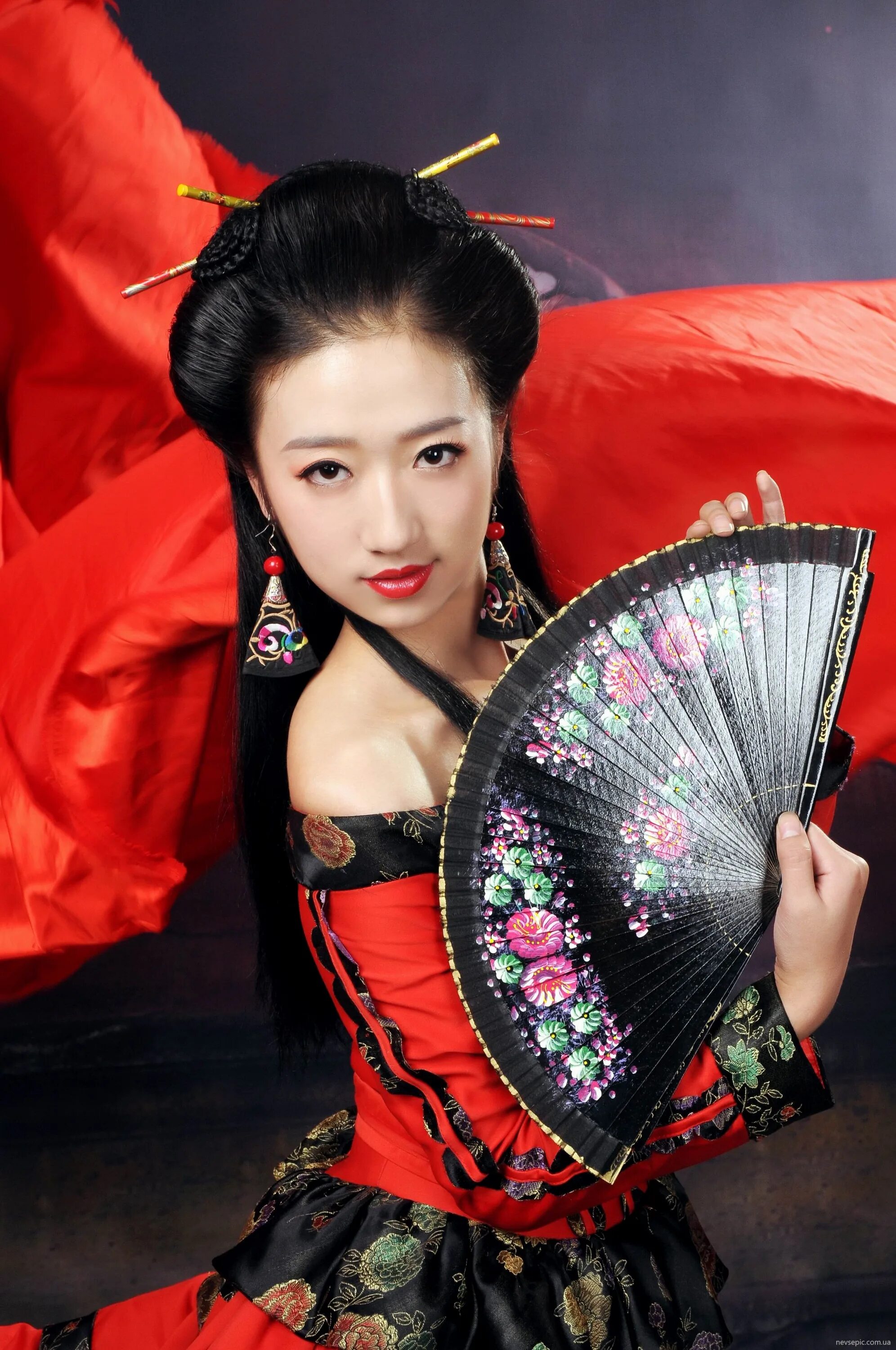 Настоящая китайская. Китайские девушки. Китайская девушка в национальном костюме. Красивые китаянки. Японка с веером.