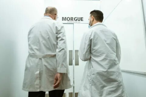Врач в морге