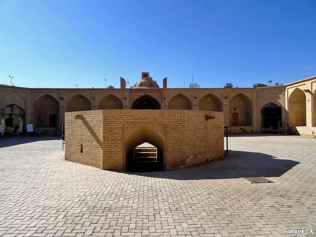 Проехавши караван сарай мне открылся город. Караван сарай баку. Проехавши караван сарай мне открылся город. Караван-сарай султана хафсы. Караван-сарай буюк-хан.