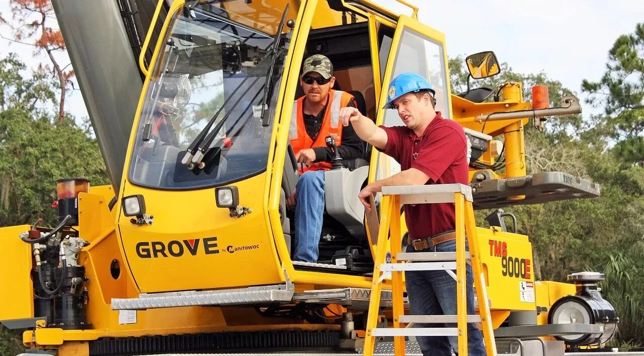 Автокрановщик автомобильного машинист крана. Машинист крана. Автокрановщик прямые работодатели. Машинист крана автомобильного. Крановщик фильм.