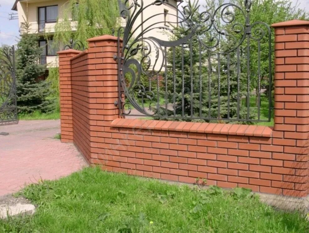 Клинкерный кирпич для забора. Кирпичный забор. забор из кирпича. фигурный забор из кирпича. забор из клинкера.