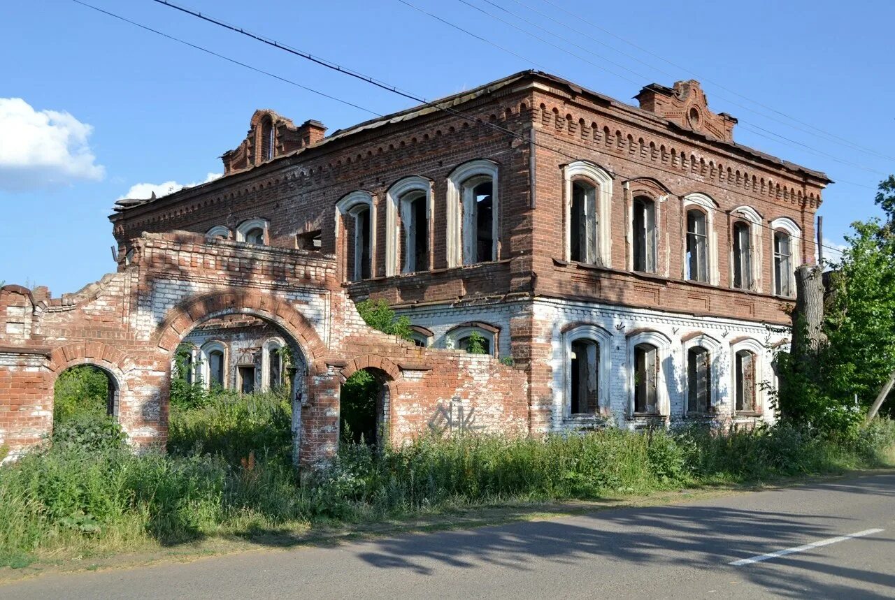 Старинная купеческая. Кирпичный Купеческий дом 19 века. Николо Березовка купцы. Старый кирпичный Купеческий дом. Купеческие дома Николо-Березовка.