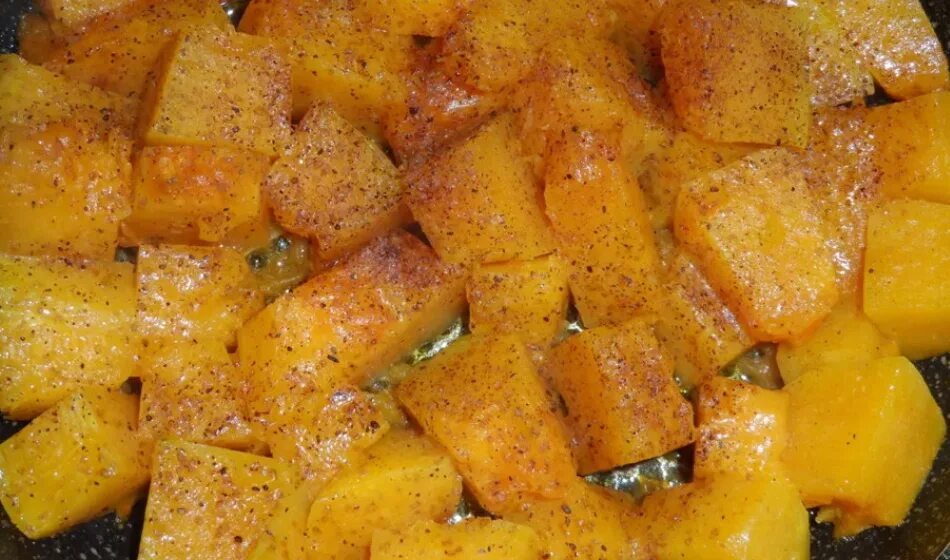 Тыква быстро и вкусно на сковороде. Жареная тыква. тыква на сковороде. тыква обжаренная кусочками. поджаренная тыква.