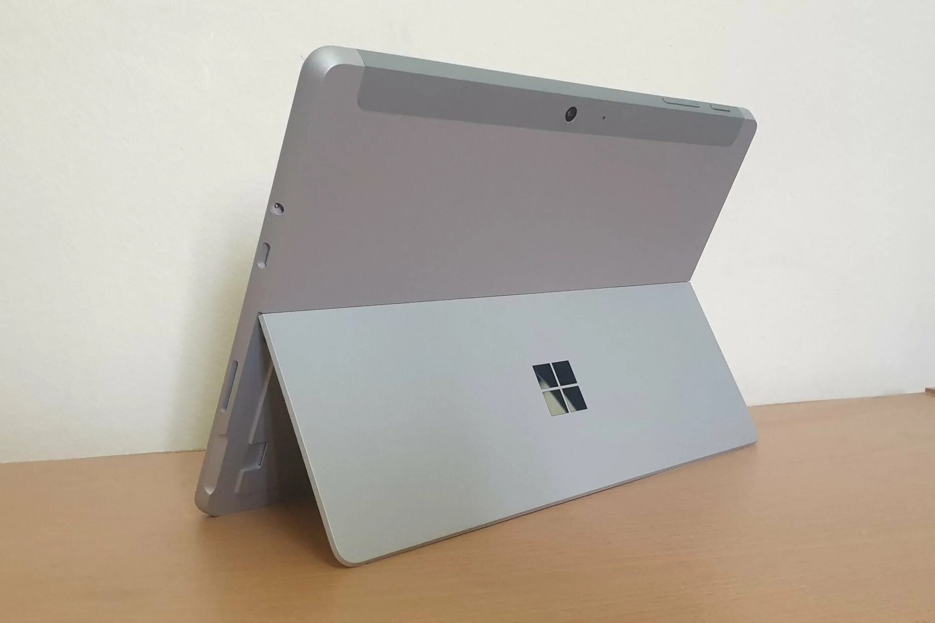 Surface go 2. Планшет surface go 1901. Microsoft surface go 2. Surface go 2 Pentium. Microsoft surface go 3 фото сзади.