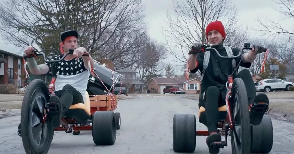 Get stressed out. Twenty one pilots stressed out. 21 пилот stressed out. мушвикитон. клип с велосипедистами.