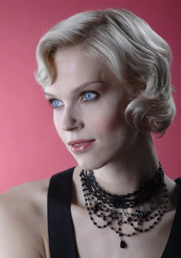 Причёски 30-х годов женские. Прически в стиле чикаго 20-30х годов на длинные. Макияж англия 30е годы. Прическа в стиле 30-х годов. Голливудская волна на каре.