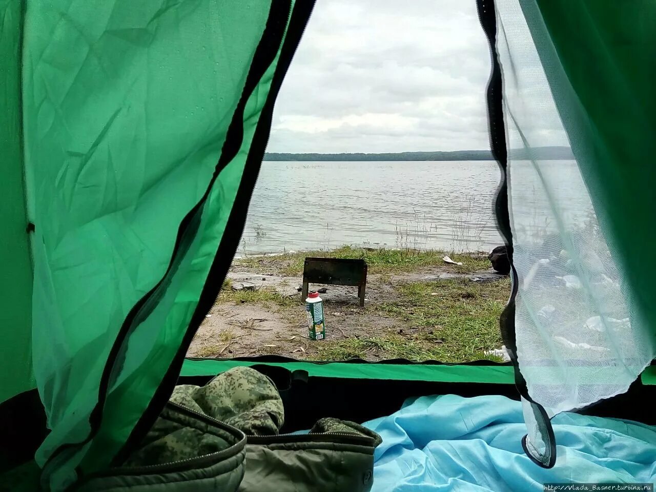 Где остановились на ночевку. Торбеево озеро палаточный лагерь. Шатер на озере Силантьевское. Белё озеро палаточный городок. Палатка на природе.