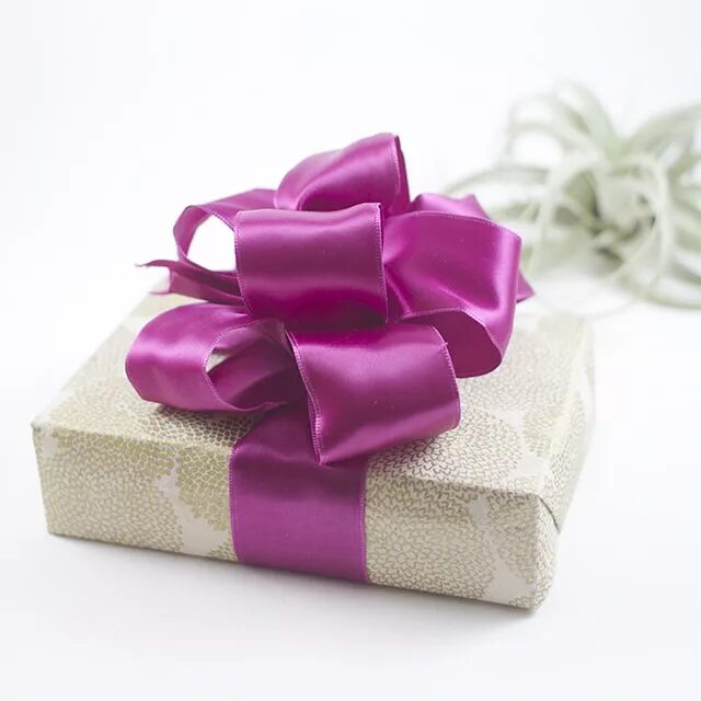 Упаковать подарок. Красивая упаковка подарков. Красивая подарочная коробка. Упакованный подарок с бантом. Набор подарочной бумаги